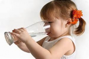 Британские ученые советуют детям пить только воду