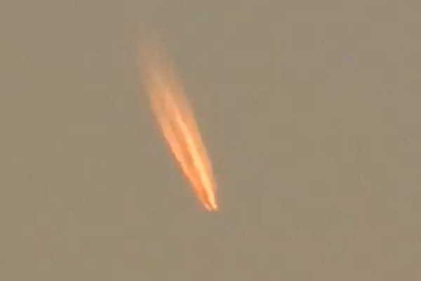 В небе над Энгельсом очевидцы сняли на видео падающий метеорит