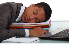 Недостаток сна оказывает на мозг такое же воздействие, как удар по голове